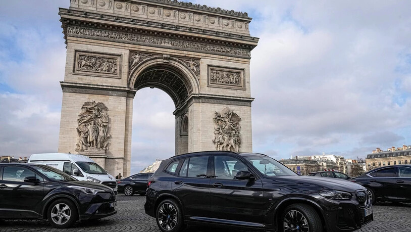 Parkieren wird für SUV teurer: Mit der Anhebung der Parkgebühren will die Stadt Paris nicht nur die Umwelt schonen, es soll auch der Sicherheit und Raumaufteilung zugutekommen.