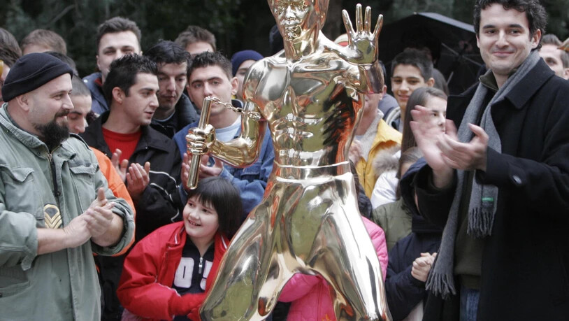 Bei der feierlichen Enthüllung im November 2005: Nun ist der «Bronze-Bruce» in der bosnischen Stadt Mostar über Nacht verschwunden.
