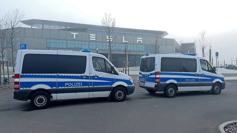Linksextremistische Gefahr: Die Polizei markiert am Tag nach dem Anschlag auf die Tesla-Fabrik auf dem Werksgelände in Grünheide Präsenz. Linksextremistische Gefahr: Die Polizei markiert am Tag nach dem Anschlag auf die Tesla-Fabrik auf dem Werksgelände in Grünheide Präsenz.