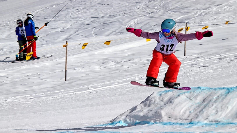 Snowboarderin Andrina Jenny zeigt einen gekonnten Sprung über die Schanze.