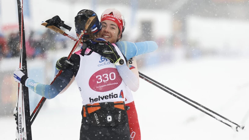 Zu früh gefreut: Die vermeintlich zweitplatzierte Giuliana Werro gratuliert der Französin Maelle Veyre zum später aberkannten Sieg am Engadin Skimarathon. Zu früh gefreut: Die vermeintlich zweitplatzierte Giuliana Werro gratuliert der Französin Maelle Veyre zum später aberkannten Sieg am Engadin Skimarathon.