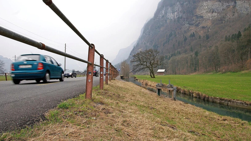 Im Schneisingen: Der Wolf ist vom Berg her gekommen und wollte die Landstrasse in Richtung Linth überqueren.
