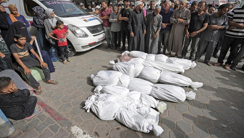 Wenn der Schmerz zum Alltag gehört: Palästinenser beten neben den Leichen ihrer Verwandten, die nach palästinensischen Angaben durch Israel getötet wurden. 