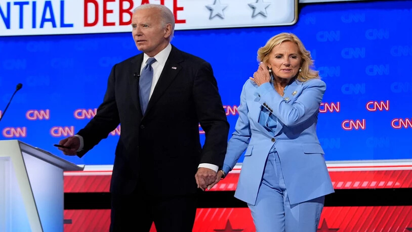 Nach peinlichem Auftritt des US-Präsidenten: First Lady Jill Biden führt ihren Mann von der Bühne.