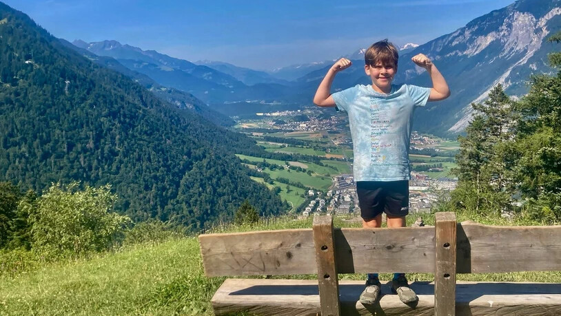 Siegerpose: Nachdem Todd Bansi den Mittenberg in Chur auf kreative Art und Weise besteigen konnte, posiert er stolz für die Kamera. 