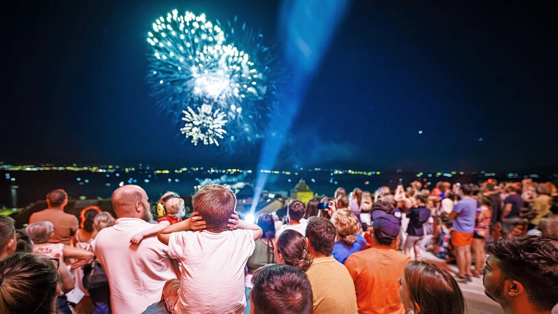 Schön, aber laut: Gerade Kinderohren sollten vor dem Lärm, den explodierende Feuerwerkskörper erzeugen, geschützt werden. 