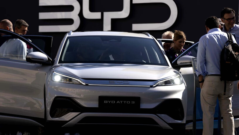 An der Internationalen Automobil-Ausstellung 2023: Besucher betrachten in München ein neues Modell des chinesischen E-Auto-Produzenten BYD.
