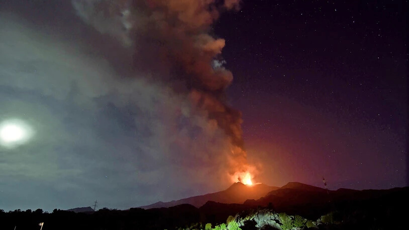 Am Montag auf Sizilien: Der Ätna spuckt Lava und Asche in bis zu 6000 Meter Höhe.