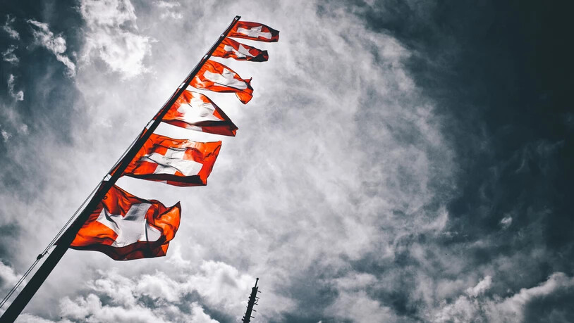 Schweizerkreuz: An einigen Orten ziehen Kinder am 1. August mit der Nationalflagge durch die Strassen.