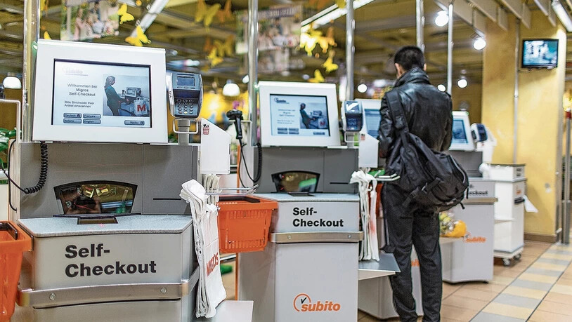 Bei Migros wird aktuell jeder dritte Einkauf über eine Selbstbedienungskasse bezahlt.