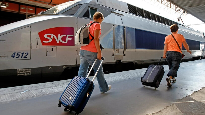 Erfüllen die Gepäckgrenzen: Zwei Frauen gehen am südfranzösischen Bahnhof Marseille in Richtung eines TGV.  