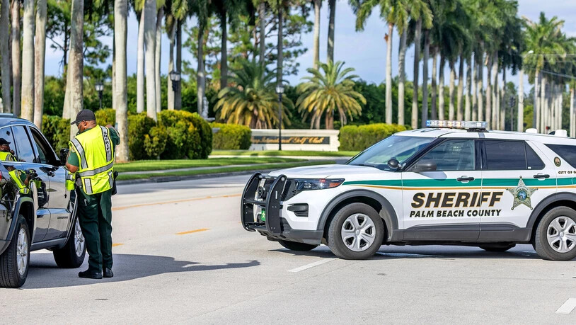 Nach den Schüssen: Beamte bewachen den Eingang des Trump International Golf Club in West Palm Beach im US-Bundesstaat Florida.  
