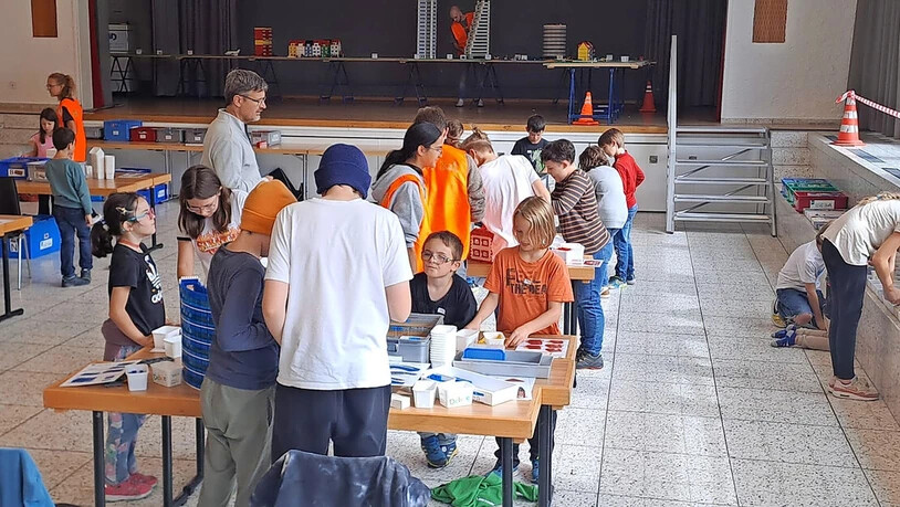 Geschäftiges Treiben in der Aula der SAMD.