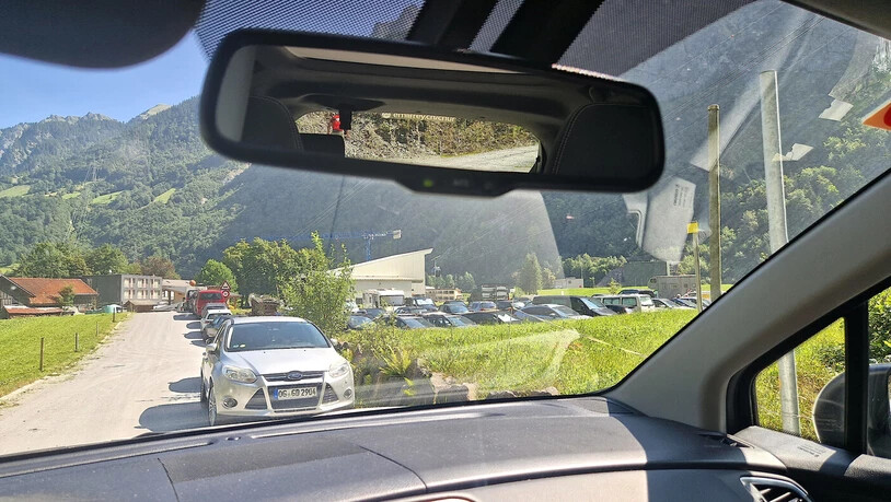 Das Kreuzen ist nicht mehr möglich: An schönen Tagen sind im Tierfed sämtliche Strassenränder vollparkiert.