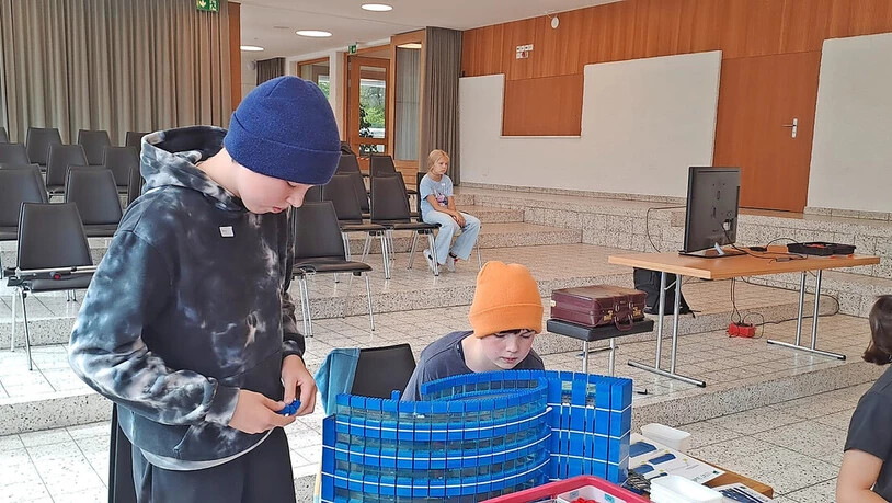 Hugo (l.) und Nathan bauen an einem futuristisch aussehenden Gebäude.