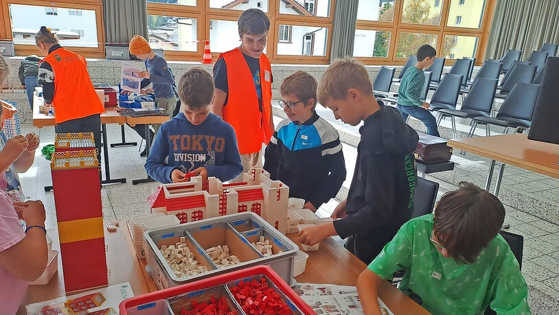 Dieses Trio konstruiert unter kundiger Leitung eine Kathedrale.