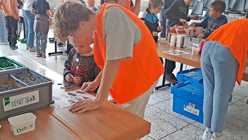 Zusammen mit einem Hilfsleiter wird der Bauplan studiert.