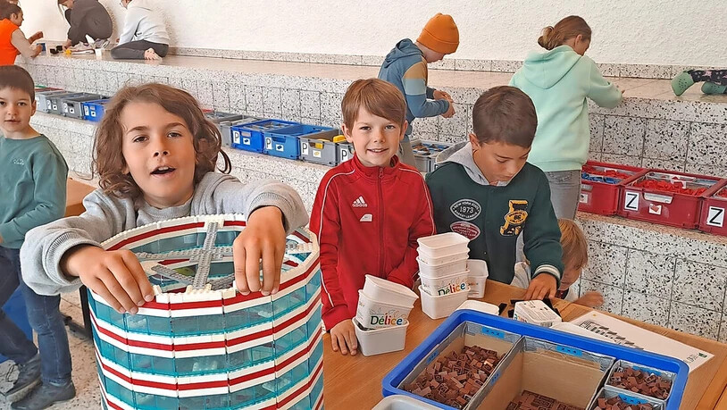 Luca (l.) und Simon mit ihrem runden Bauwerk.