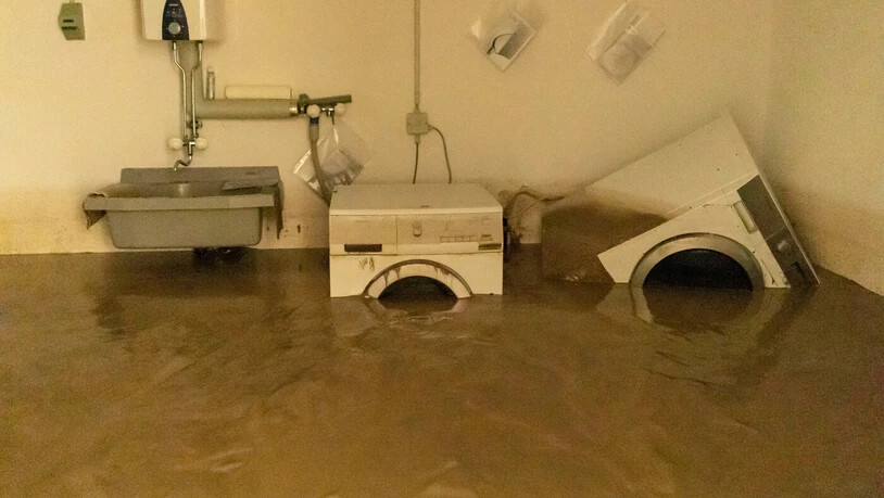 Man kann sich kaum vorstellen, dass hier wieder gewaschen wird: Der Damm in Schwanden wird schneller fertig als geplant, einige Menschen können deshalb früher in ihre Häuser zurückkehren. 