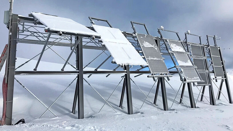 Die alpine Photovoltaik-Versuchsanlage der ZHAW und der EKZ im Skigebiet Davos-Parsenn im Winter. Bei stark geneigten Modulen rutscht der Schnee rasch ab. Deshalb können die Verluste durch eine allfällige Schneebedeckung praktisch vernachlässigt werden.  