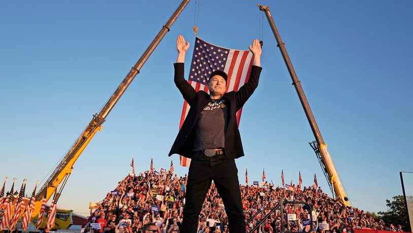 Lässt sich feiern: Tesla-Chef Elon Musk betritt bei einer Wahlkampfveranstaltung der US-Republikaner in Butler die Bühne. 