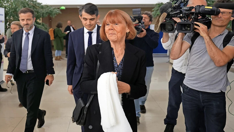 Von Applaus und Kameras begleitet: Gisèle Pelicot verlässt am Mittwoch das Strafgericht im südfranzösischen Avignon. 