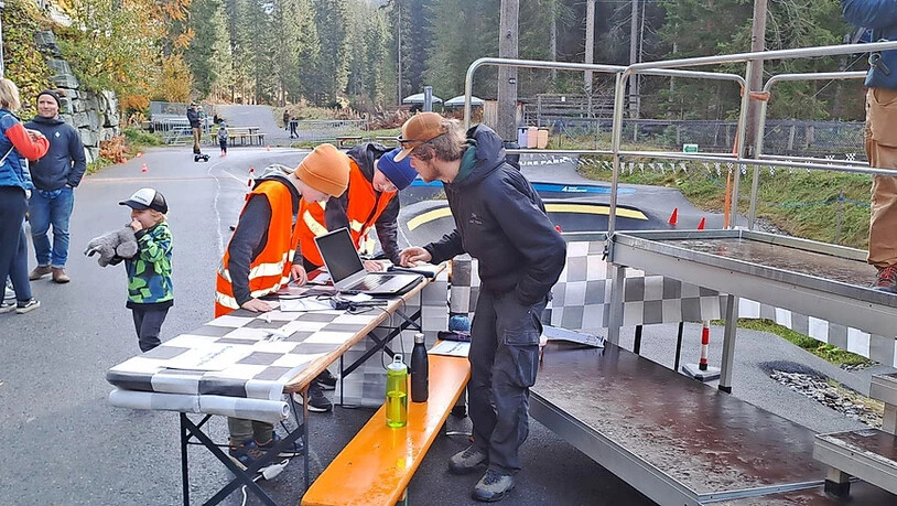 Verantwortlicher und Helfende checken die Teilnehmerliste.