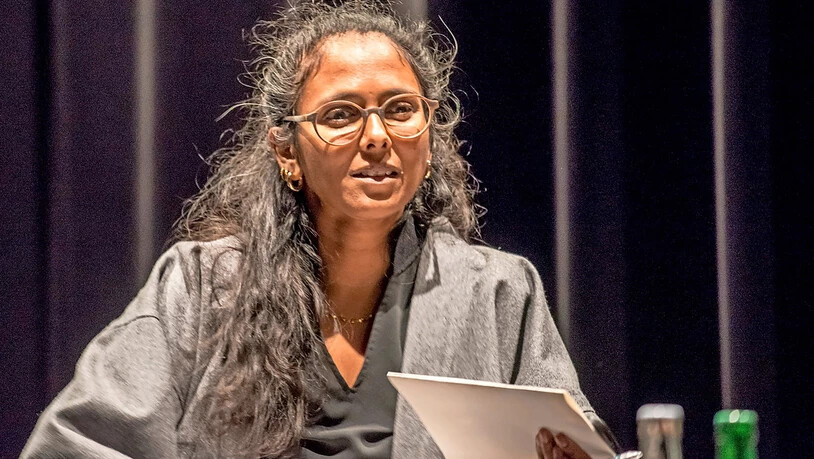 Gianna Cadonau präsentierte ihr Werk «Feuerlilie».