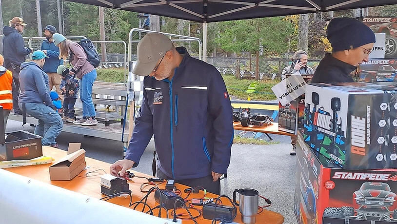 Das Personal der Reparatur- und Verkaufsstelle hatte gut zu tun.