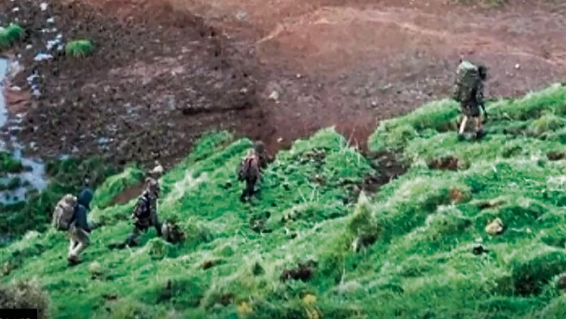 Von jungen Wildschweinjägern aufgenommen: Der neuseeländische Fernsehsender 1News strahlte das Videomaterial aus, welches die drei entführten Kinder und ihren Vater Tom P. zeigen soll – und die Polizei zu einer erneuten Suchaktion veranlasste.