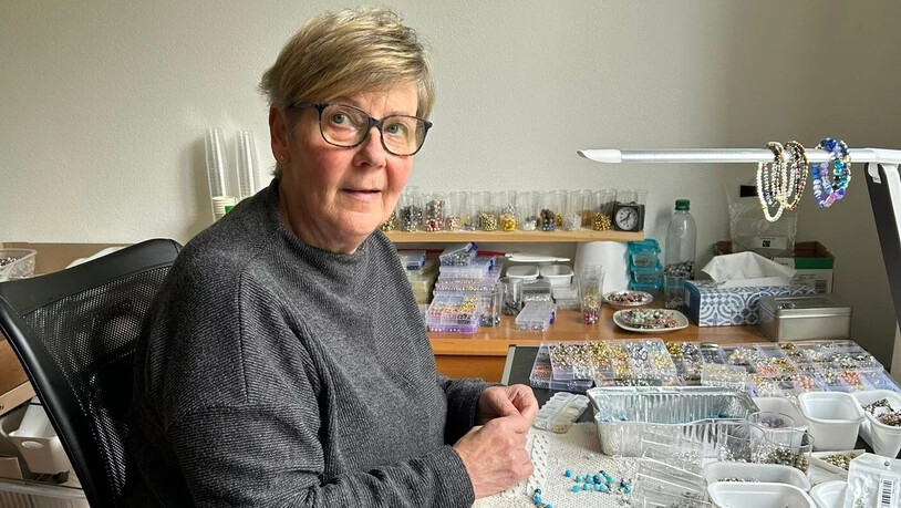 Die tägliche Routine: Hanni Kern produziert zu Hause farbenfrohe Armbänder. 
