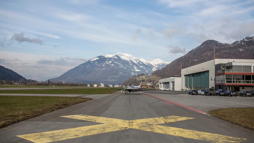 Kein Durchgang: Der Rollweg vor den Hangars auf dem Flugplatz Mollis ist für Fussgänger und Velofahrerinnen gesperrt.