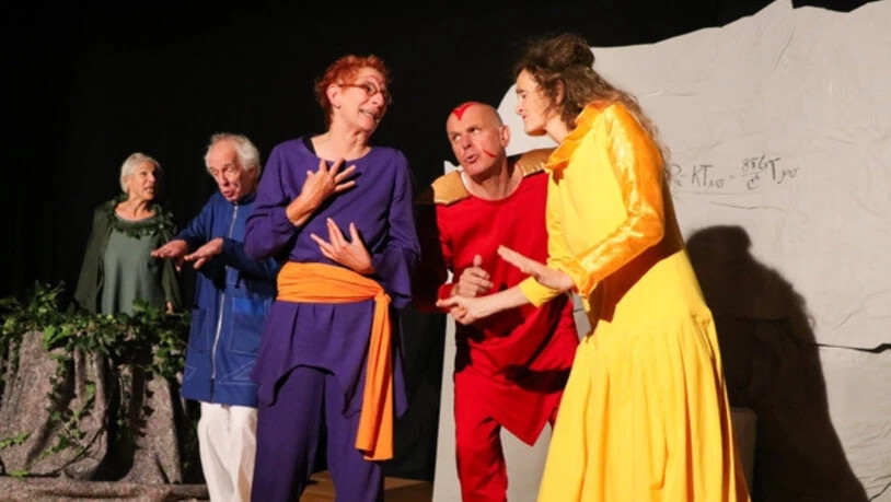 Vor der Steinplatte: Die Götter im neuen Stück des Theaters Colori langweilen sich und entdecken die Menschheit neu.