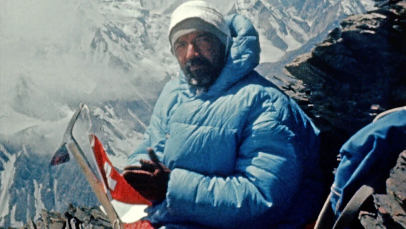 Auf dem Dach der Welt: Viktor Wyss pausiert mit Pickel und Schweizerfahne auf dem Urgent.