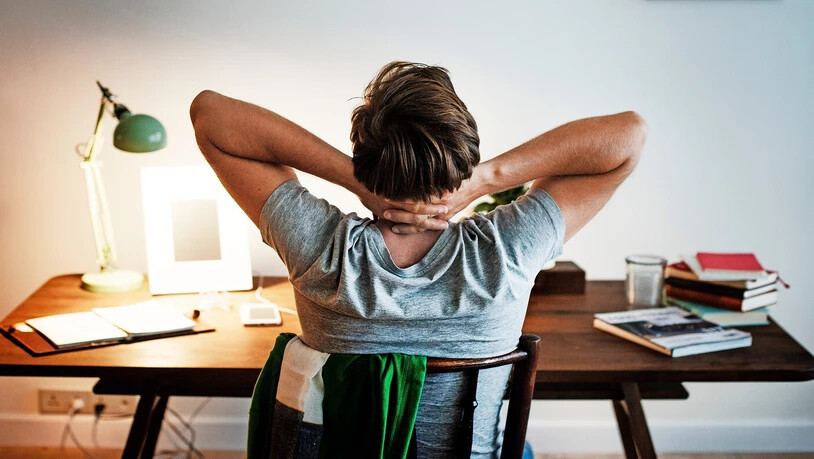 Unausgegelichen: Eine schiefe Körperhaltung, oft durch lange Büroarbeit verursacht, kann zu Verspannungen und Schmerzen führen.