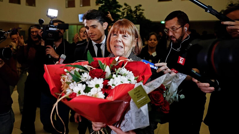Eine starke Frau: Gisèle Pelicot hat nach einem Gerichtstermin Ende November von Unterstützern Blumen erhalten.