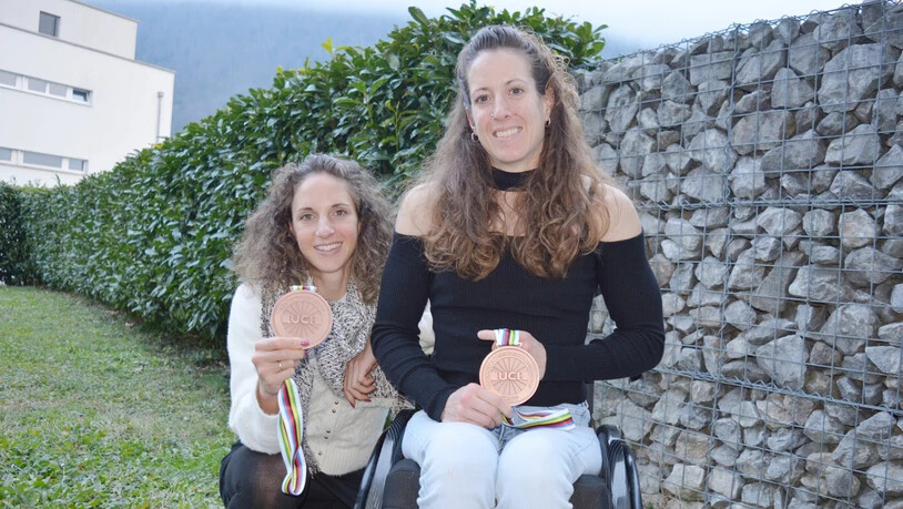 Die Bronze-Medaillen sind praktisch identisch: Kathrin (links) und Sandra Fuhrer präsentieren ihr WM-Edelmetall.