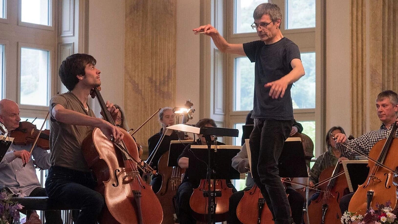 Musiker und Dirigent: Reto Cuonz dirigiert das Glarner Kammerorchester. 