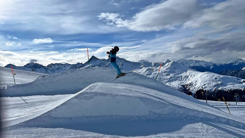 Die fortgeschrittenen Skifahrer durften sich im Schanzenspringen versuchen.