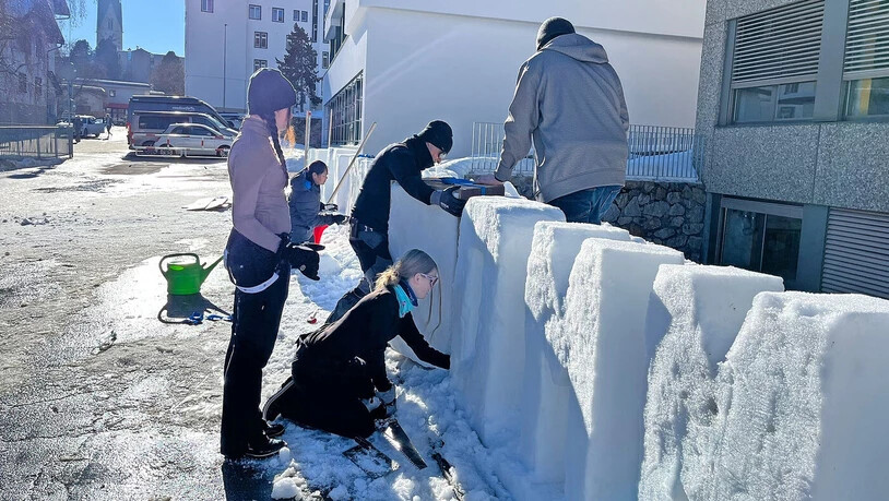 Aus Schnee wurden Buchstaben herausgefräst.