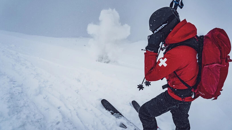 Dank der gezielten Sprengung von Lawinen kann die Sicherheit im Skigebiet gewährleistet werden.
