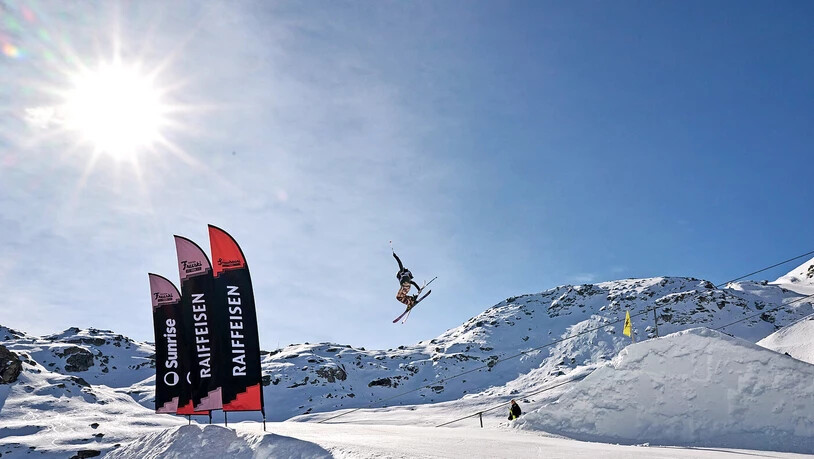 Schweizer Meisterin Naiomie Koller hoch über dem Corvatschgletscher.  