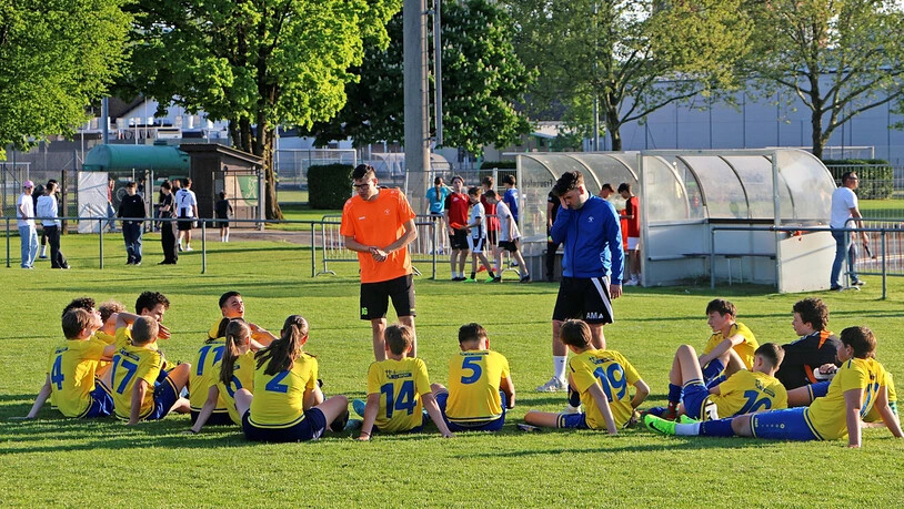 Die Trainer der C-Junioren, João Granata und Alejandro Marino Lorenzo, instruieren ihre Schützlinge in der Pause des Trainingsspiels gegen den FC Frauenfeld. 