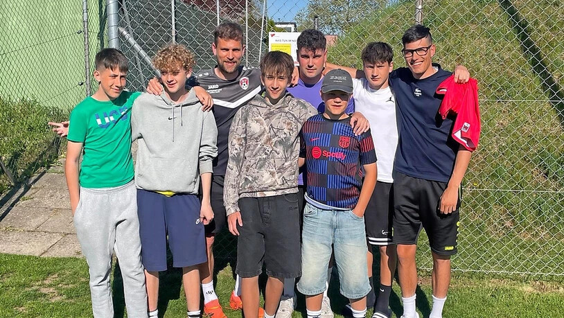 Auch Fabian Frei (3. v.l.), Fussballprofi beim FC Winterthur und Juniorentrainer beim FC Frauenfeld, nahm sich Zeit für den Davoser Fussball-Nachwuchs.