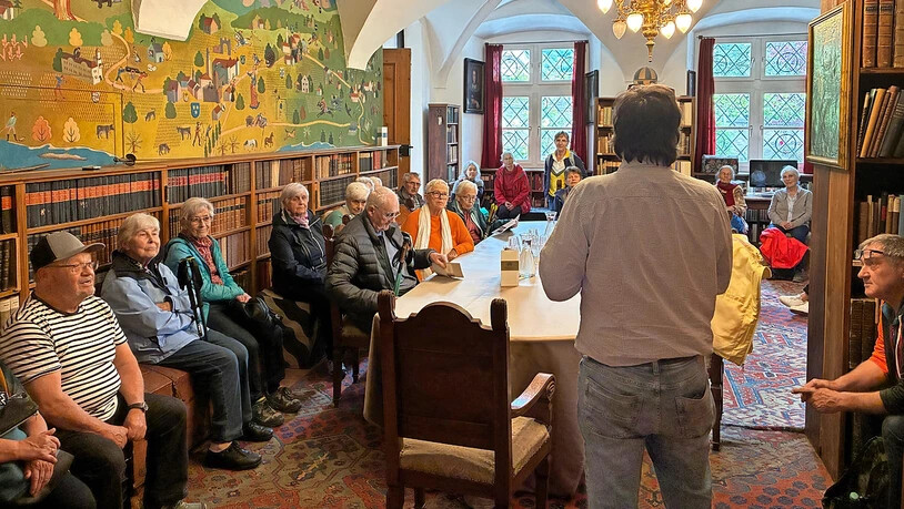 Führung durch die Bibliothek des Sprecherhauses in Maienfeld. 