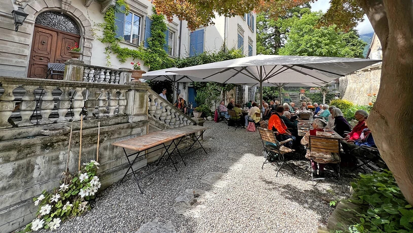 Zum Abschluss gab es Kuchen und Wein im Garten des Sprecherhauses. 
