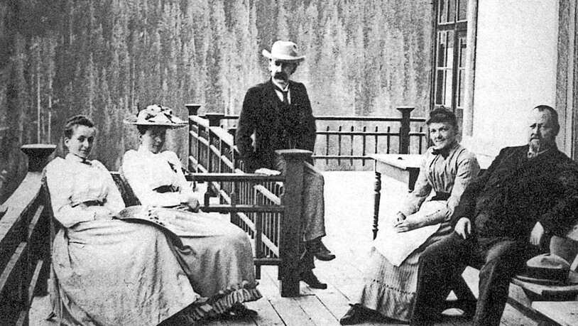 Die Gründerin: Fida Gadmer (2. v.l.) mit Gästen auf der Veranda des Kurhaus Clavadel.  
