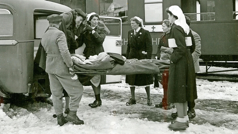 Die Betreuerinnen: Holländische Schwestern am Bahnhof beim Umlad einer Patientin für die Fahrt ins Sanatorium.