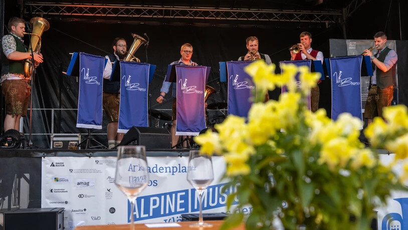 Voix Brass machte am Mittwoch den Auftakt. Die ausschliesslich aus Profimusikern verschiedener rennomierter Orchester bestehende Band wärmte das Publikum zuerst mit einer klassischen Polka auf, bevor sie sich in der Folge zu dessen Freude an Coverversionen verschiedener moderner Klassiker austobten. Mit zunehmender Dauer des Konzertes wich die Steifheit sowohl auf als auch vor der Bühne, und Musikanten wie Besuchende spornten sich gegenseitig an. 