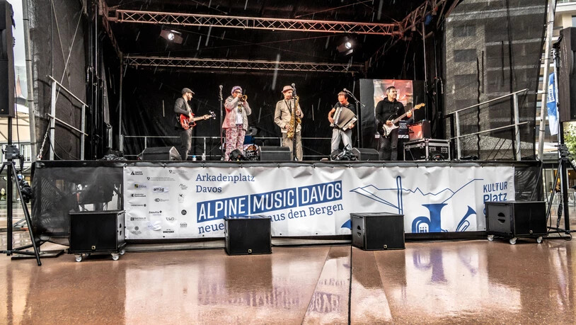 Ausgerechnet die Besucher aus dem heissen Süden, die Banda di Palermo, bekamen am Donnerstagabend die Kühle des Davoser Wetters zu spüren, denn während ihrer Darbietung regnete es ununterbrochen. Sie erlebten aber auch die Standhaftigkeit des Davoser Publikums, das ihnen bis zum letzten Ton die Treue hielt. Andererseits war das keine Überraschung, bot die zauberhafte Band doch hochstehende Musik, die in einer Punkversion des Kanonensongs aus der Dreigroschenoper von 1928 mündete. 